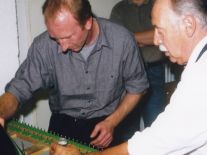 Franz Mohr und Robert Fies bei einer Steinway Reparatur